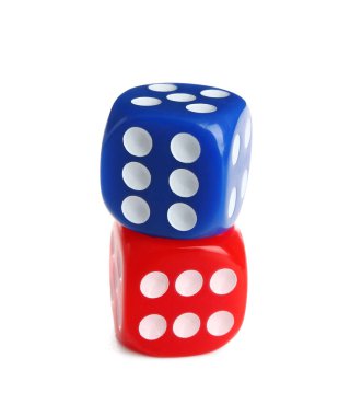 Beyaz arkaplanda farklı oyun zarları