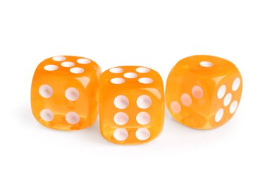 Beyaz arkaplanda turuncu zarlar