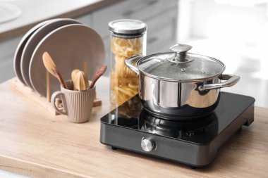 Ocakta kaynar su, mutfakta makarna.