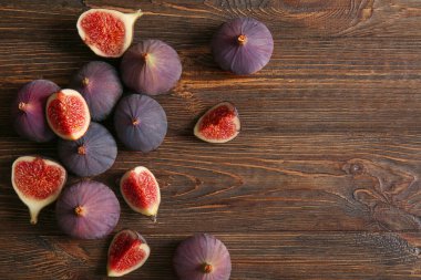 Tahta arka planda taze incir