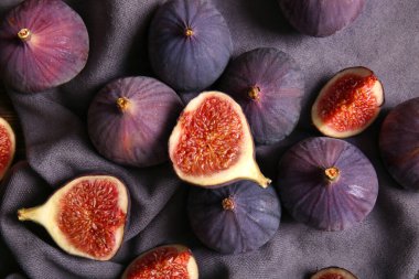 Taze incir peçetede, yakın plan.