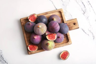 Tahta tahta tahta, beyaz arka planda taze incir.