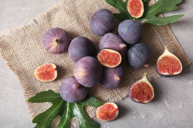 Gri arka planda taze incir ve yapraklar