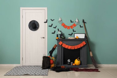 Koridorun içi, Cadılar Bayramı için kapı ve şömineyle süslenmiş.