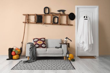 Koridorun içi kapı, kanepe ve hayaletle süslenmiş.