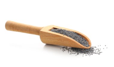 Beyaz üzerinde izole haşhaş tohumları kepçesi