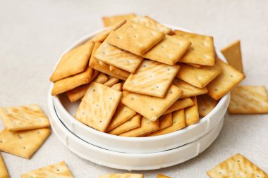 Bej grunge arkaplan üzerinde lezzetli kraker tabağı ile kompozisyon, yakın plan