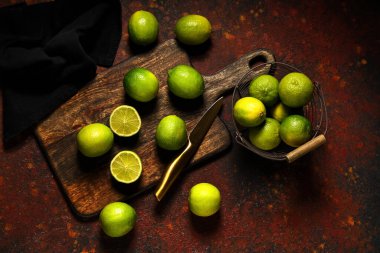 Koyu arkaplanda taze limonlu ahşap tahta ve sepet.