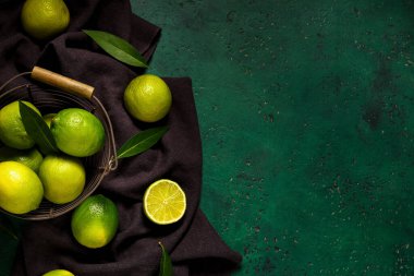 Taze limonlu sepet ve yeşil arka planda yapraklar.