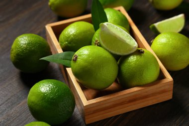 Tahta arka planda taze limonlu kutu, yakın plan.