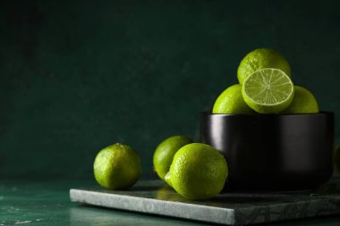 Yeşil arka planda taze limonlu kase.