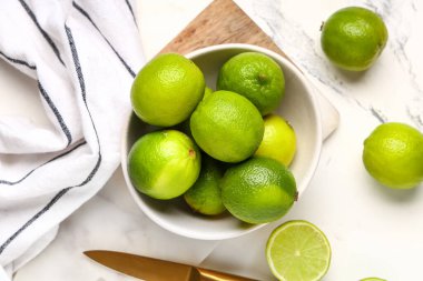 Beyaz arka planda taze olgun limonlu kase