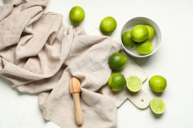 Beyaz arka planda taze limonlu kase ve kesim tahtası