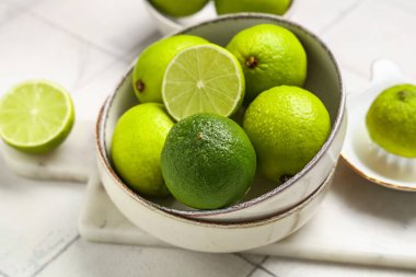 Beyaz fayanslı taze limonlu kase, yakın plan.