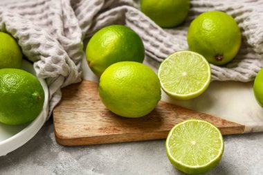 Gri arka planda taze limonlu tahta kesme, yakın plan.