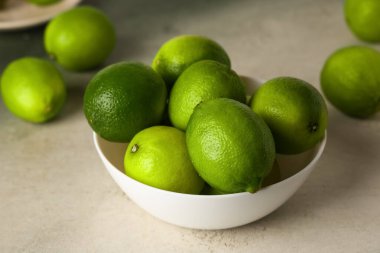 Arka planda taze olgun limonlu kase, yakın plan.