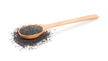 Beyaz arka planda haşhaş tohumlu ahşap kaşık