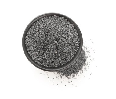 Beyaz arka planda haşhaş tohumlu siyah kase.