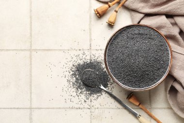 Beyaz fayanslı haşhaş tohumlu kase ve kaşık