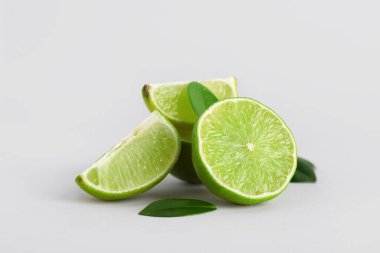 Taze kireç ve gri arkaplanda yapraklar kes