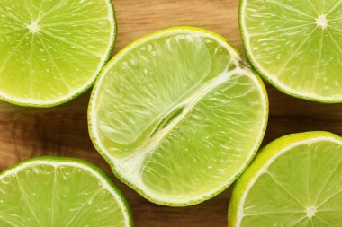 Ahşap arka planda taze olgun limonlar, yakın plan.