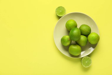 Yeşil arka planda taze olgun limonlu tabak.