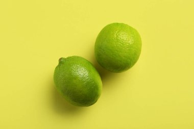 Yeşil zemin üzerinde taze limonlar