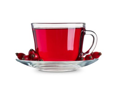 Beyaz arka planda bir bardak sıcak gül çayı ve böğürtlen.