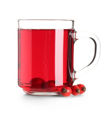 Beyaz arka planda bir bardak sıcak gül çayı ve böğürtlen.