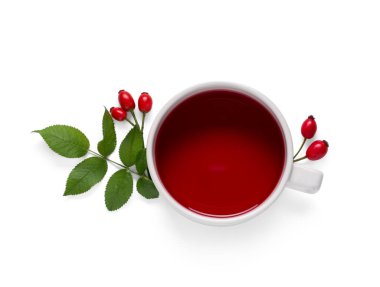 Beyaz arka planda sıcak gül kalçası çayı ve böğürtlen.