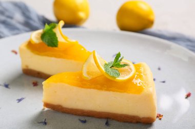 Lezzetli limonlu cheesecake tabakta, yakından.