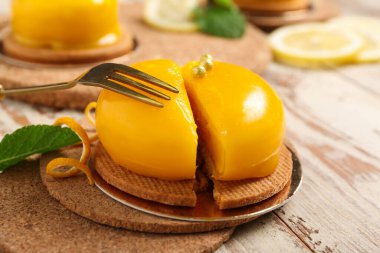 Beyaz ahşap arka planda lezzetli limonlu kremalı pasta.