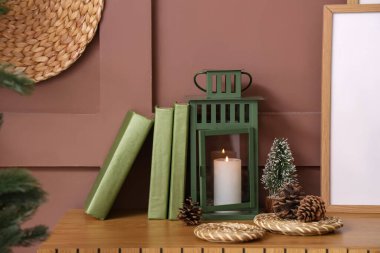 Noel dekorlu kozalaklı kozalaklar ve odada ahşap klozet üzerine kitaplar.