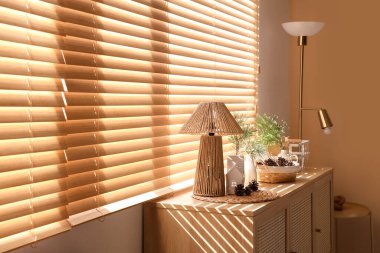 Kozalaklı sepet, çam ağacı dalları ve pencerenin yanında klozet.