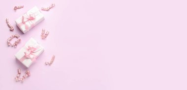 Leylak arkaplan üzerinde hediye kutuları metin için boşluk, üst görünüm