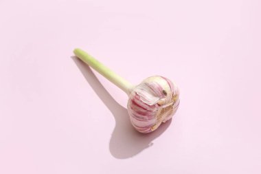 Pembe arka planda taze sarımsak