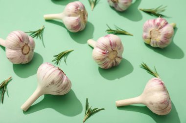 Yeşil arka planda biberiyeli taze sarımsak.