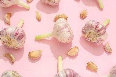 Pembe arka planda sarımsaklı kompozisyon