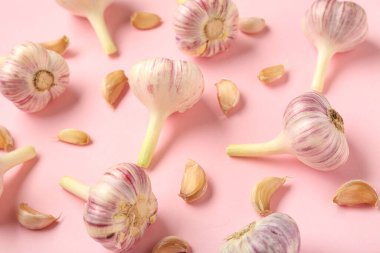 Pembe arka planda taze sarımsak