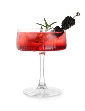 Beyaz arka planda biberiye ve taze böğürtlenli lezzetli böğürtlen kokteyli.