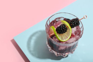 Taze böğürtlen ve limon dilimli bir bardak lezzetli böğürtlen kokteyli.