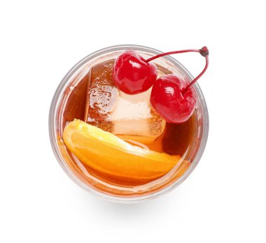 Beyaz arka planda bir bardak lezzetli eski moda kokteyl.