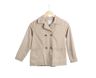 Beyaz arkaplanda şık ceketli raflar