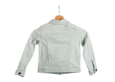 Beyaz arka planda şık çocuk ceketi olan raflar