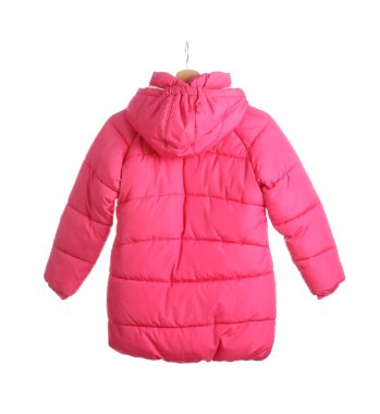Beyaz arkaplanda pembe çocuk kabarık ceketi var.