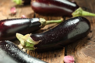 Tahta arka planda sarımsaklı taze patlıcan.