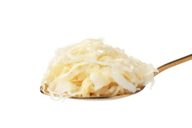 Beyaz arka planda lezzetli lahana turşulu kaşık