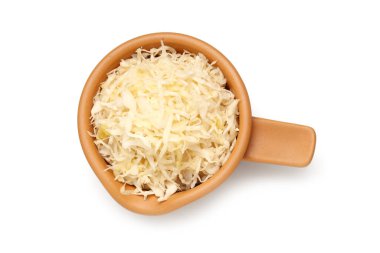 Beyaz arka planda lezzetli lahana turşusu ile kase