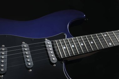Siyah arkaplanda modern elektro gitar, yakın plan
