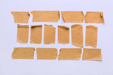 Beyaz arkaplanda kahverengi maske bandı şeritleri